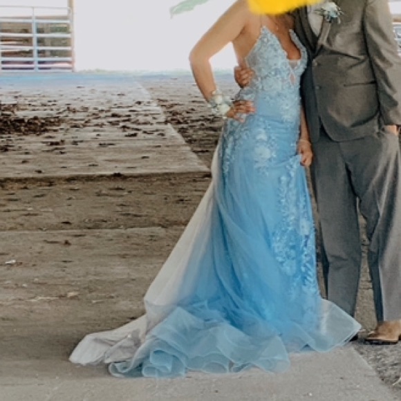 periwinkle formal dress. with detachable back. size 6 fits more like a 4. - Picture 4 of 9